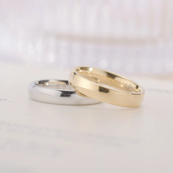 Close-up of a gold-plated 4mm wedding ring made of durable stainless steel.